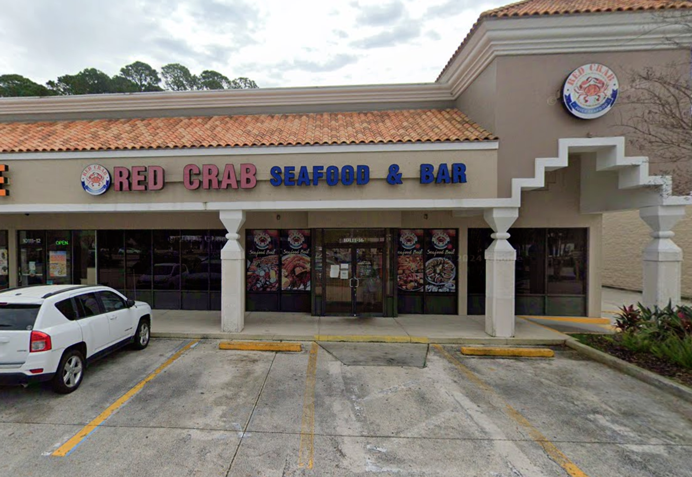 Red Crab’s Signature Seafood Boil in Jacksonville, Florida: Crack, Dip, and Savor